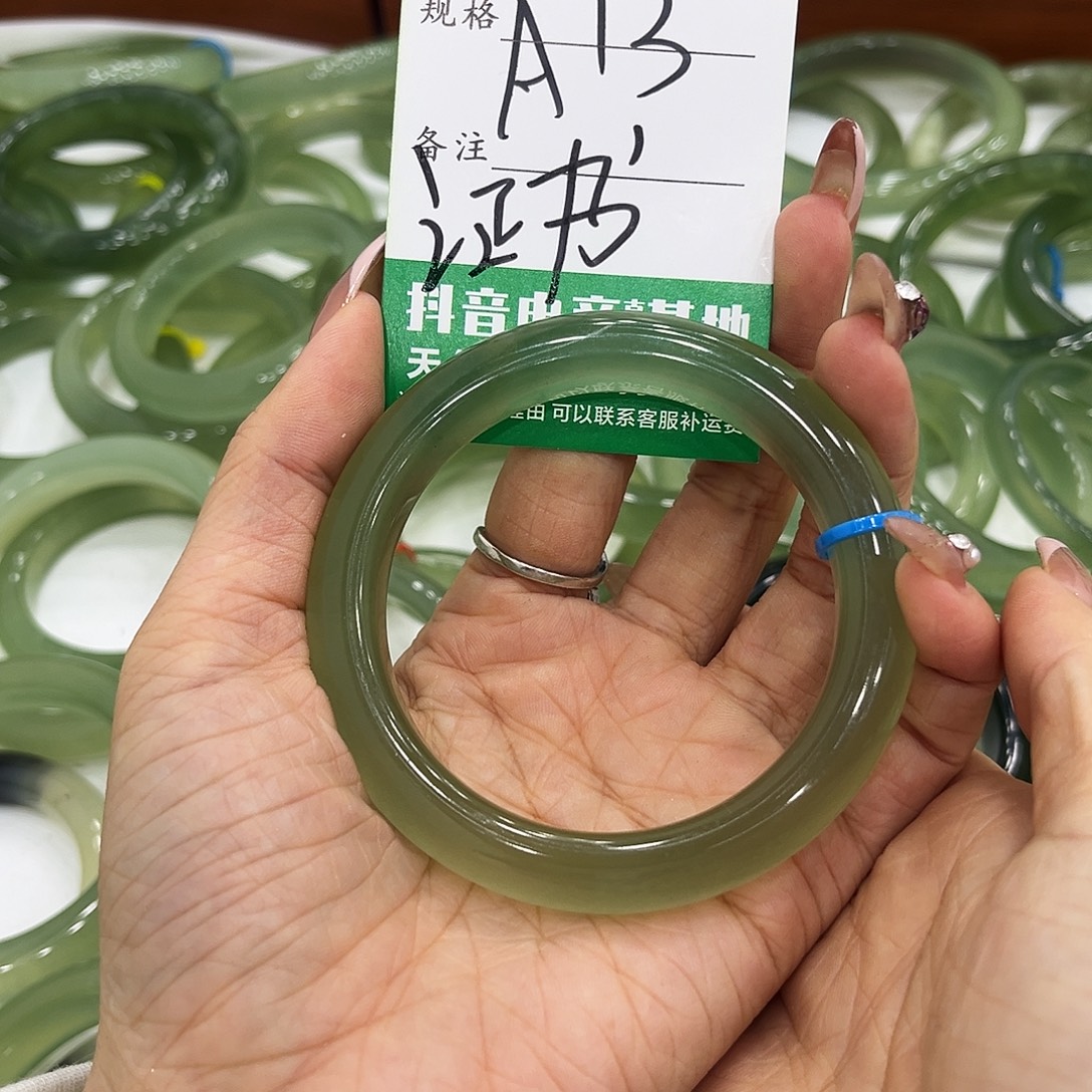 亿***你蛇纹石玉未镶嵌手镯