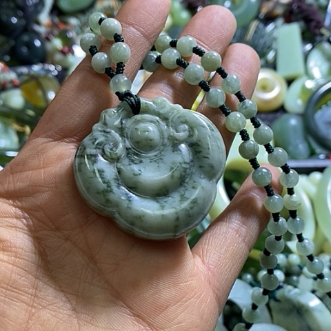 透闪石-蛇纹石玉颈饰未镶嵌