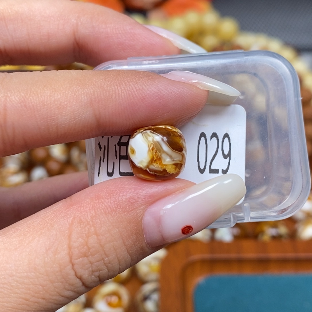 蜜蜡未镶嵌珠宝奇石029