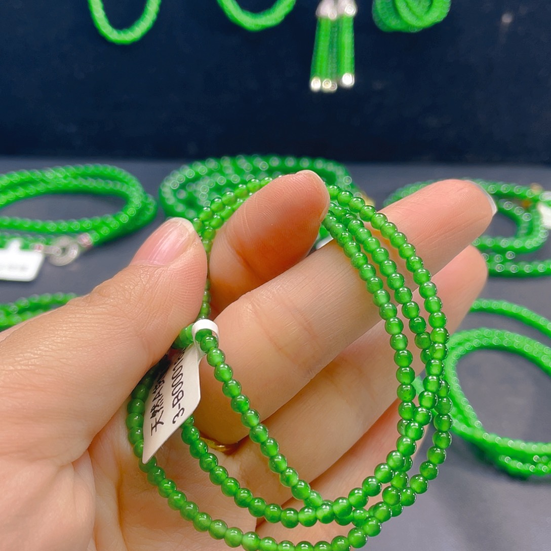 翡翠未镶嵌颈饰    