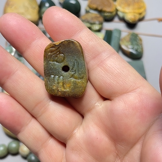 亭***子岫岩河磨玉（透闪石质玉）未镶嵌挂件