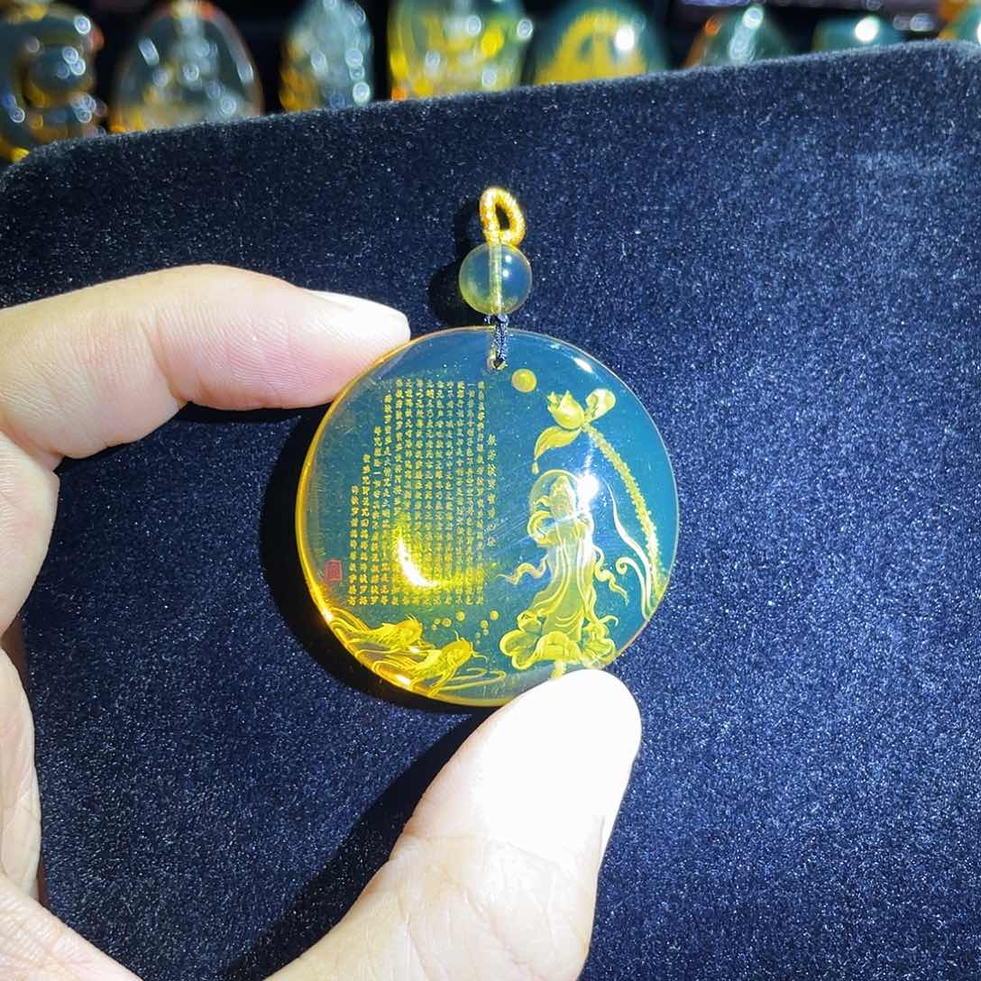 琥珀颈饰未镶嵌蓝珀心经圆牌阴雕