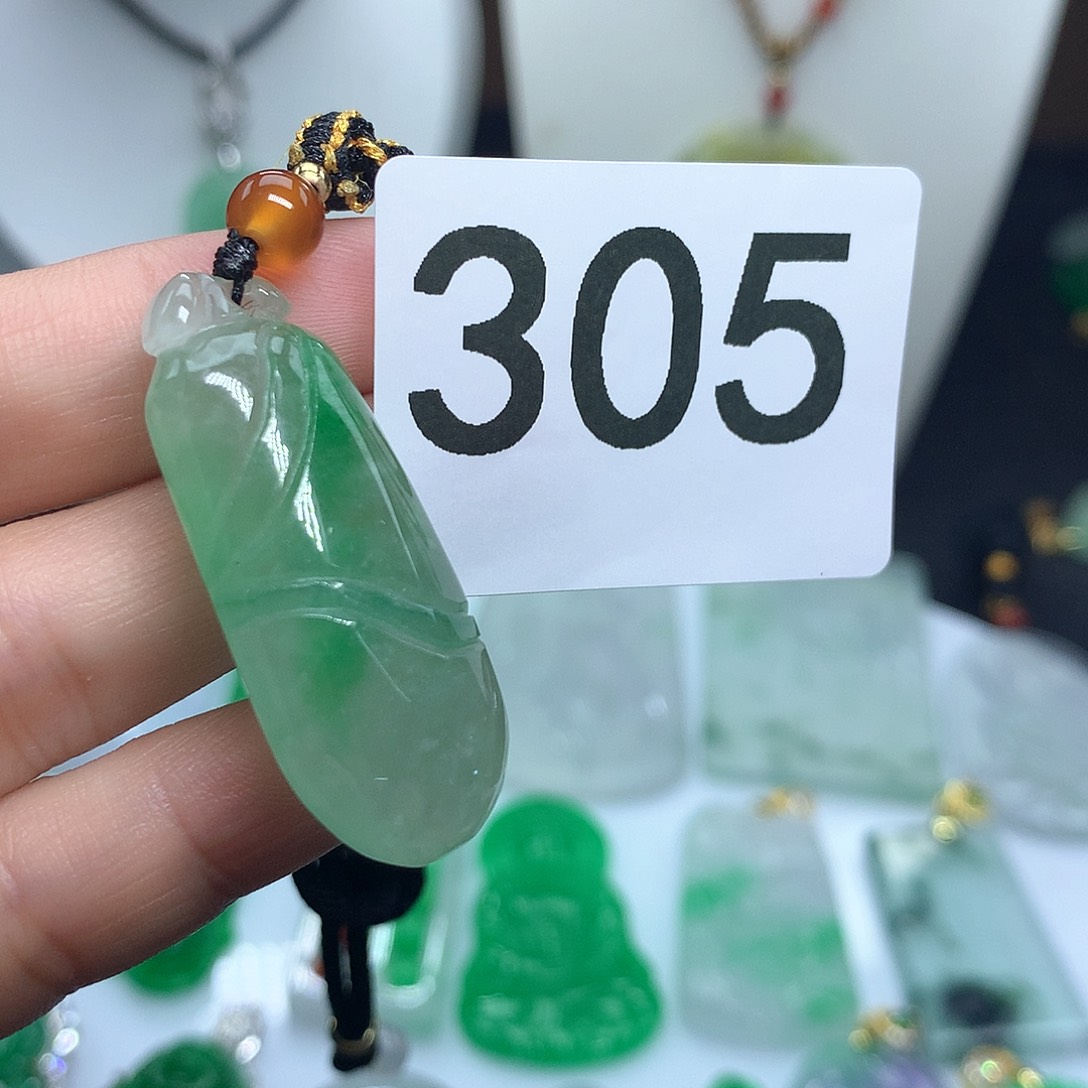 翡翠吊坠(赠链)未镶嵌