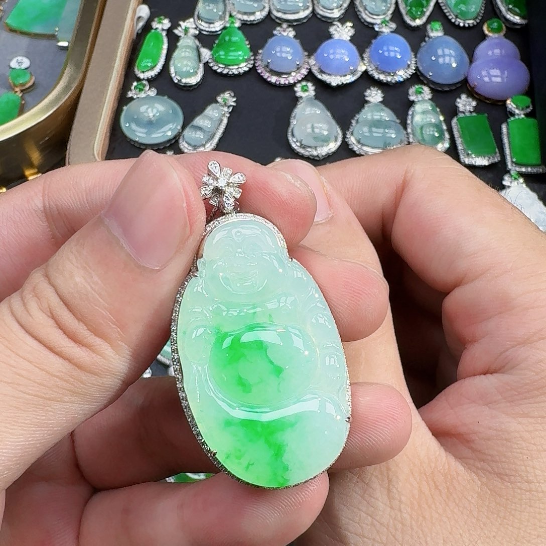 颈饰18K金镶嵌翡翠