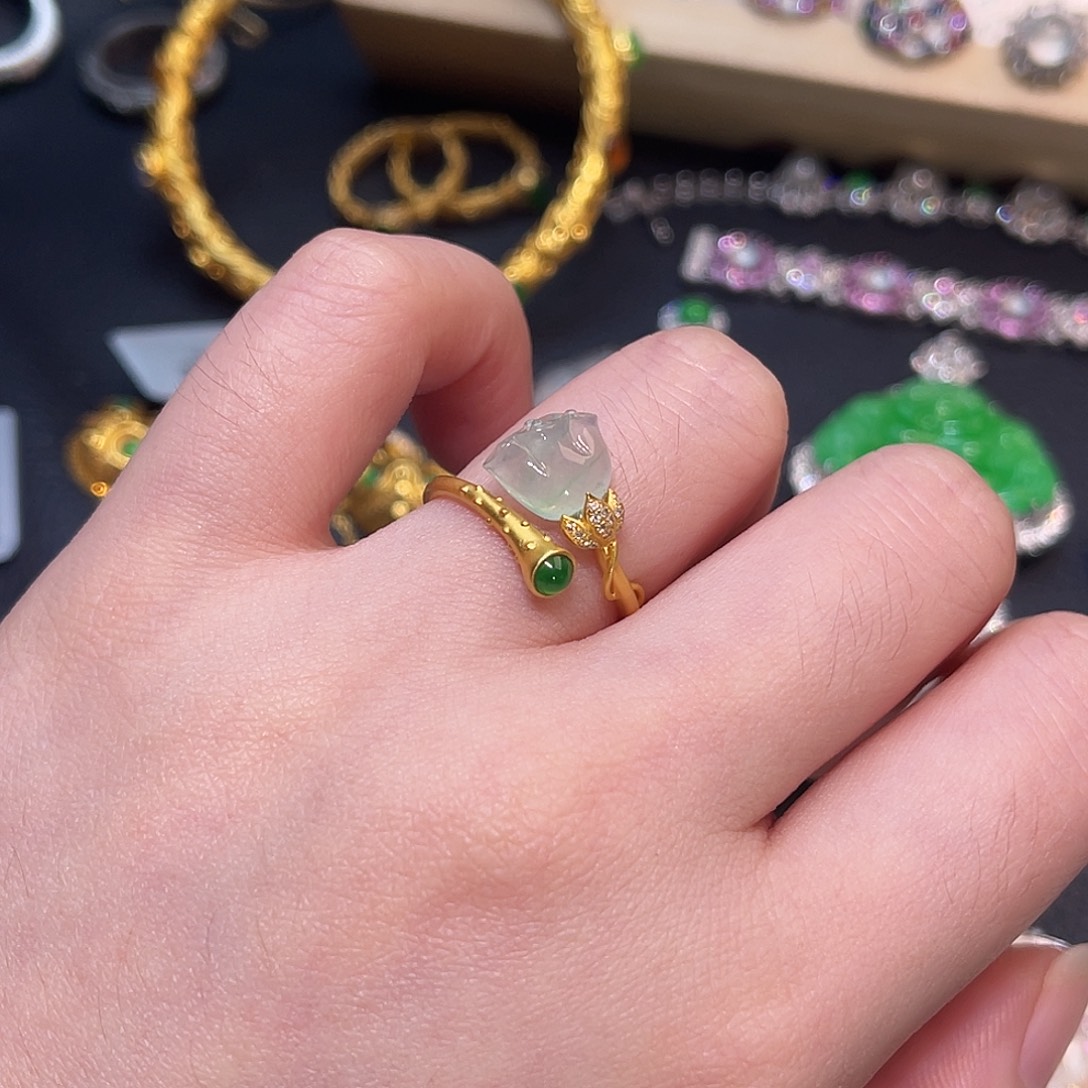 翡翠18K金镶嵌戒指莲蓬