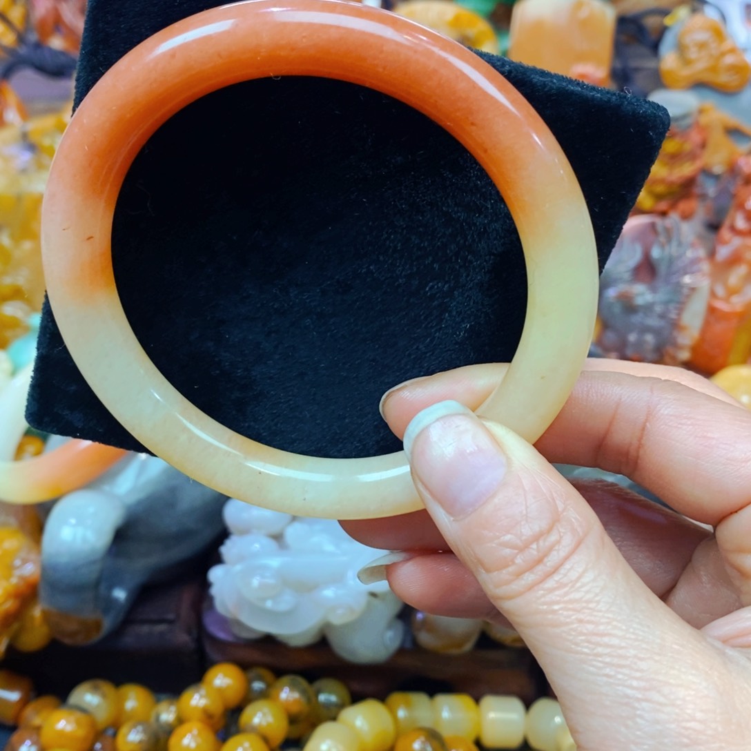 未镶嵌石英质玉（黄龙玉）颈饰