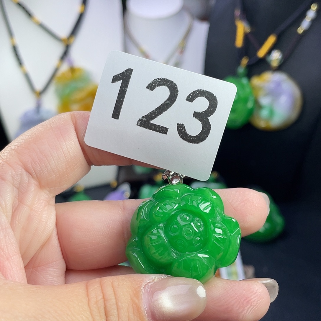 翡翠未镶嵌吊坠(赠链)