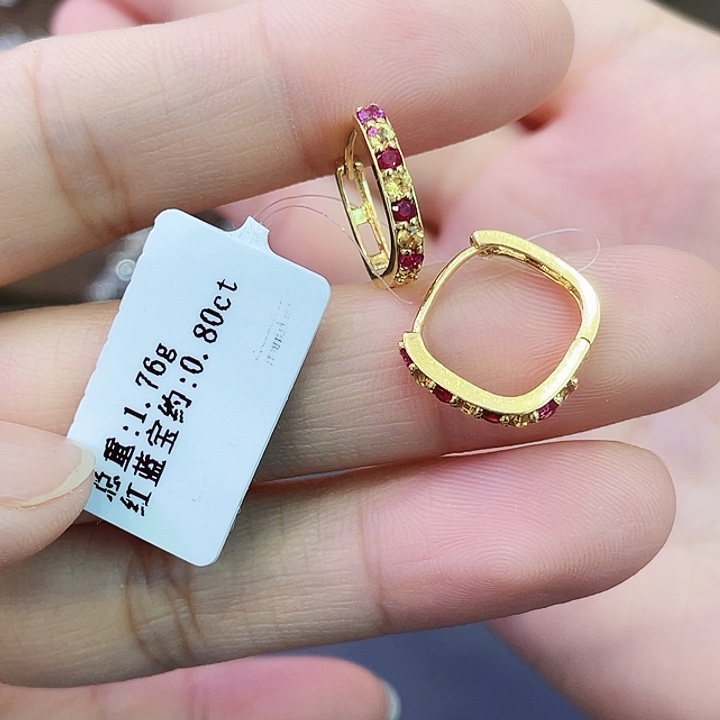 蓝宝石18K金镶嵌耳饰0.80克拉彩色蓝宝石耳扣