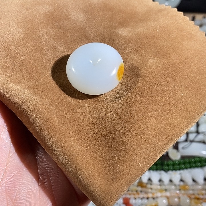 和田玉颈饰未镶嵌没****?