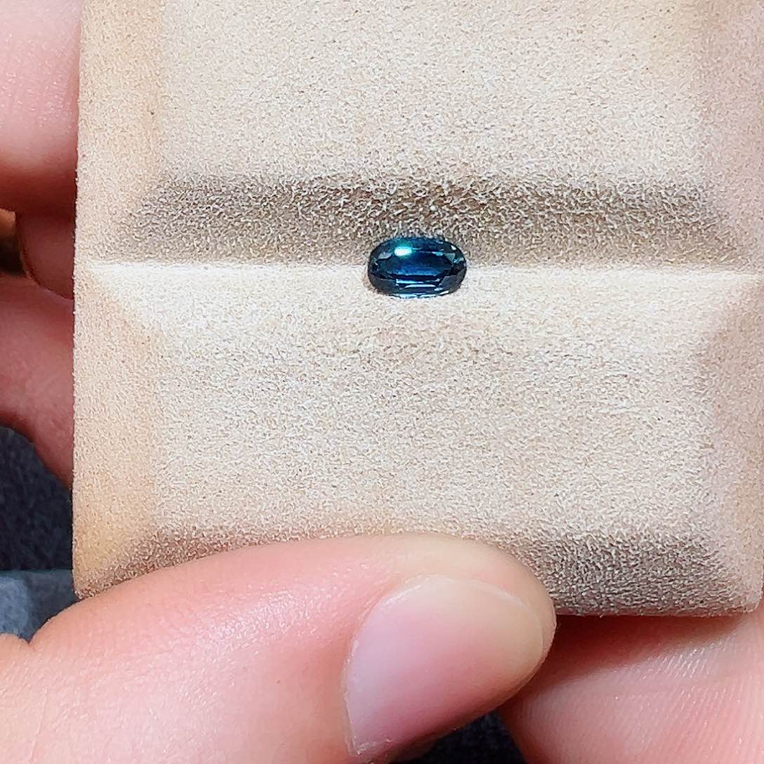 蓝宝石裸石未镶嵌0.65克拉天然皇家蓝蓝宝石斯里兰卡