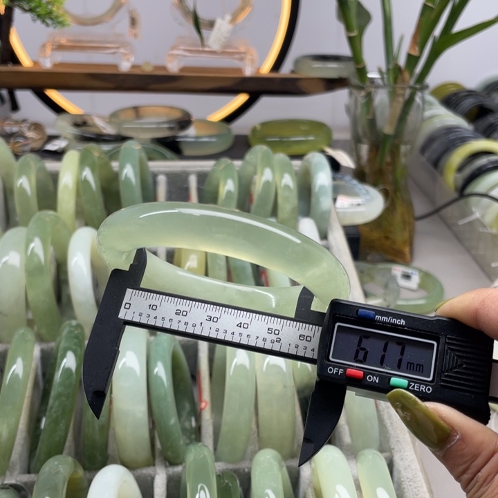 蛇纹石玉未镶嵌手镯325