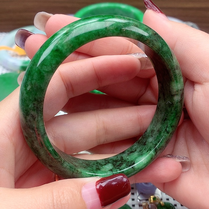 翡翠手镯未镶嵌翡翠