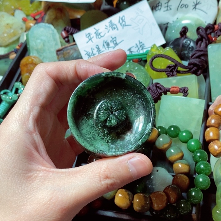 蛇纹石玉颈饰未镶嵌