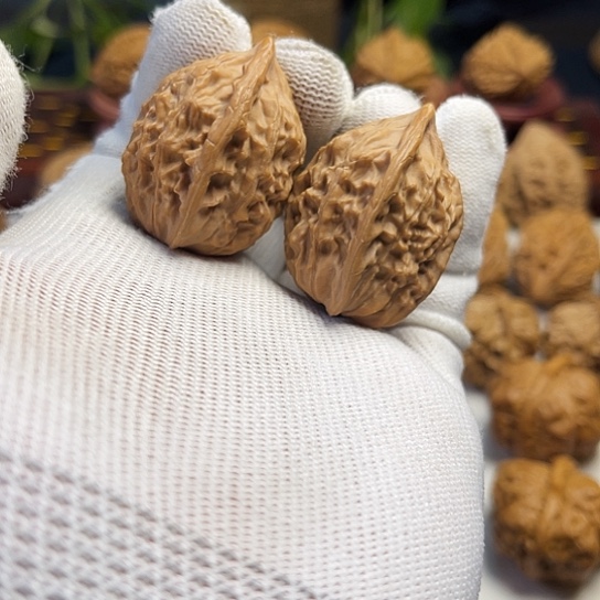 核桃红皮鸡心文玩核桃