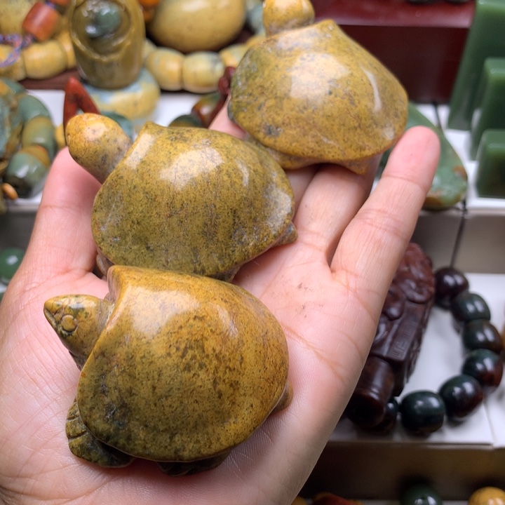 岫岩河磨玉（透闪石质玉）把件未镶嵌拉***歌