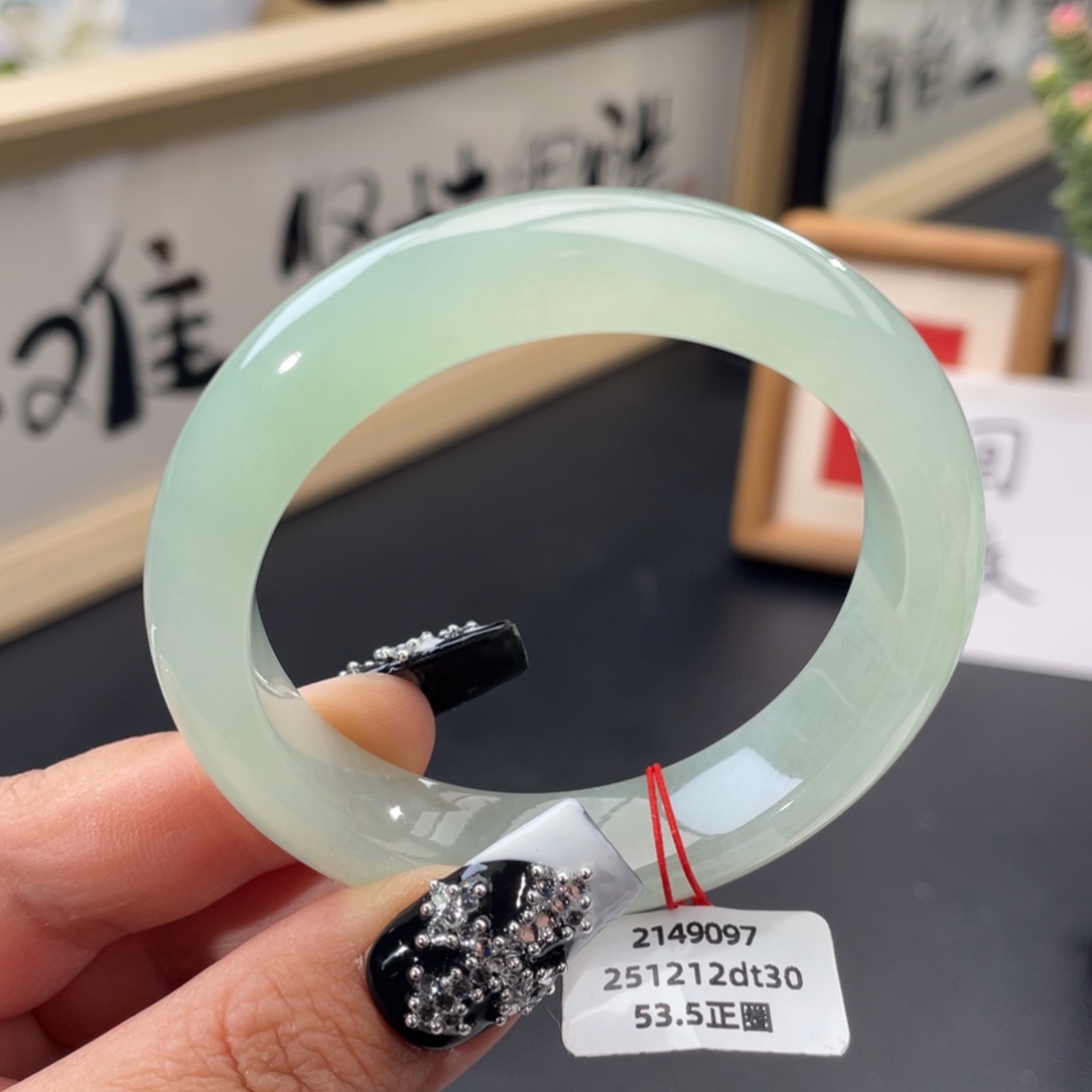 翡翠未镶嵌手镯冰胶晴绿在寝室z