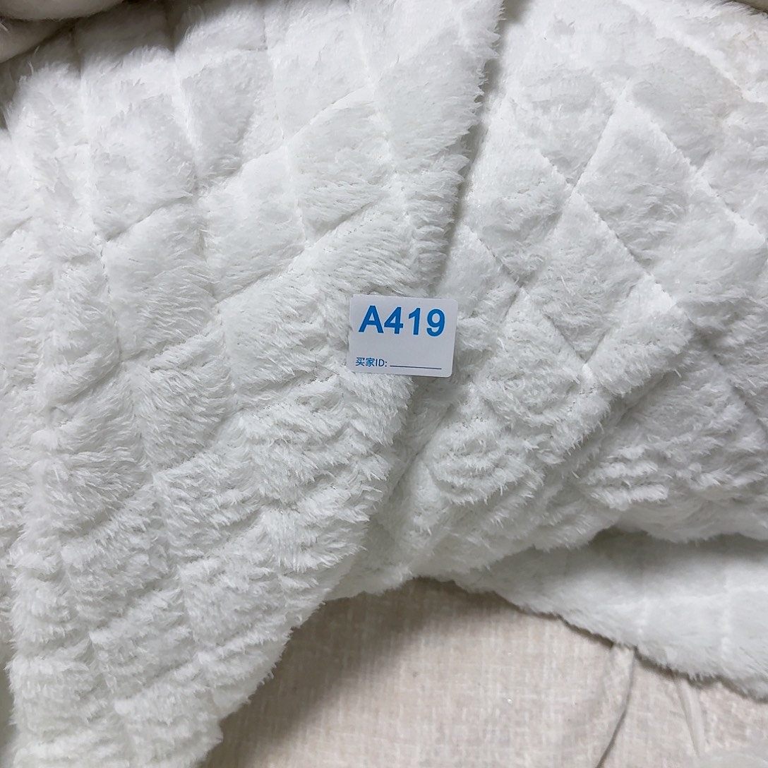 奶白色法兰绒菱格加棉16元2米419