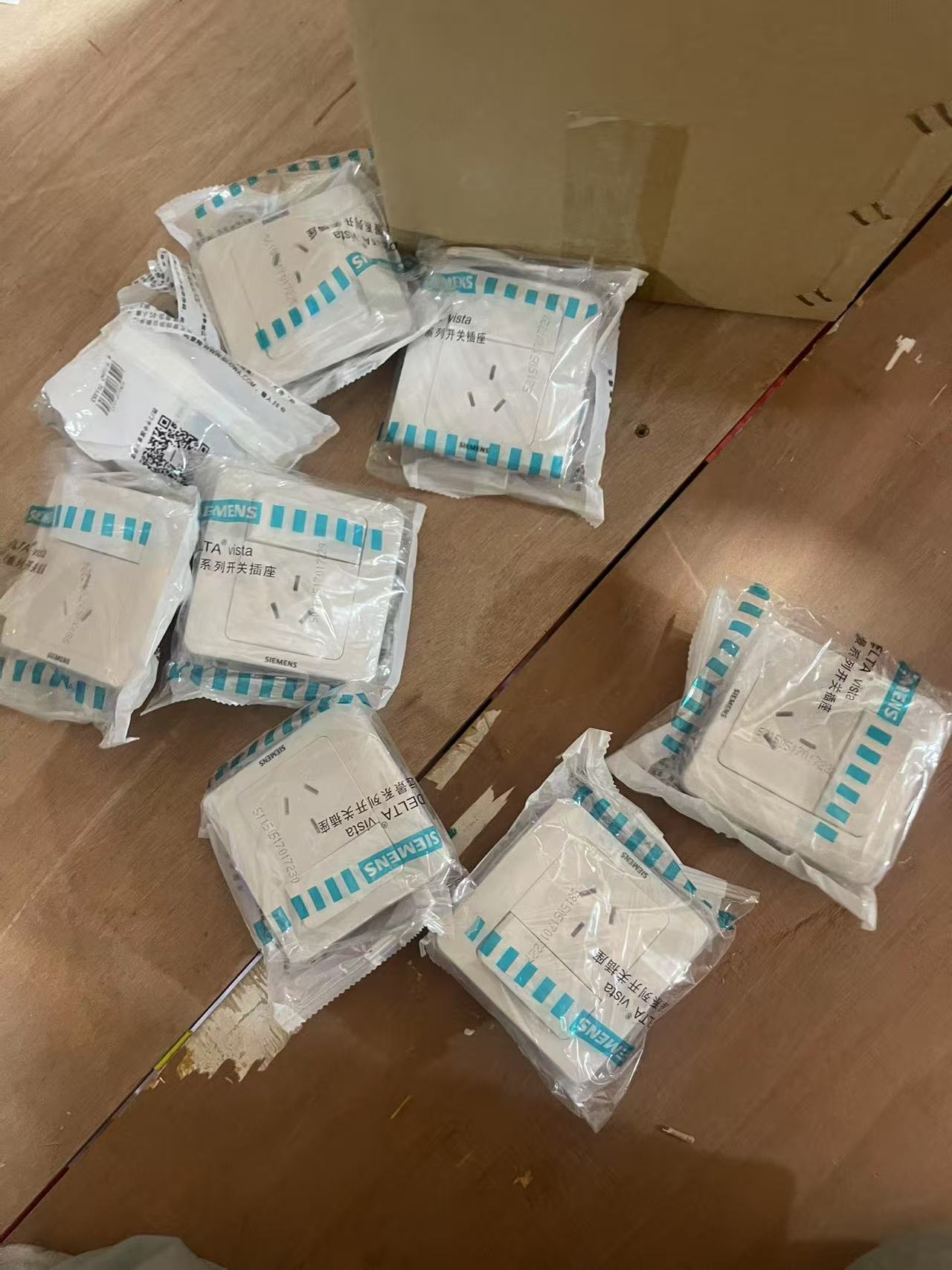 A3三孔插座10A带开关库存尾货（新三楼）