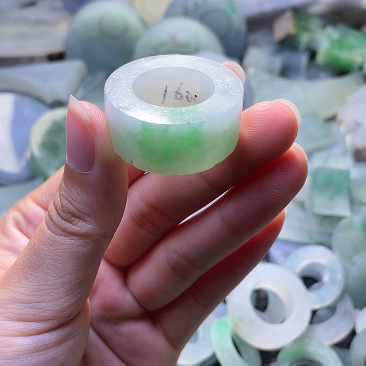 定制翡翠未镶嵌白底青宽13戒指