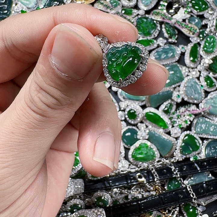 翡翠颈饰未镶嵌天然A货翡翠放漏