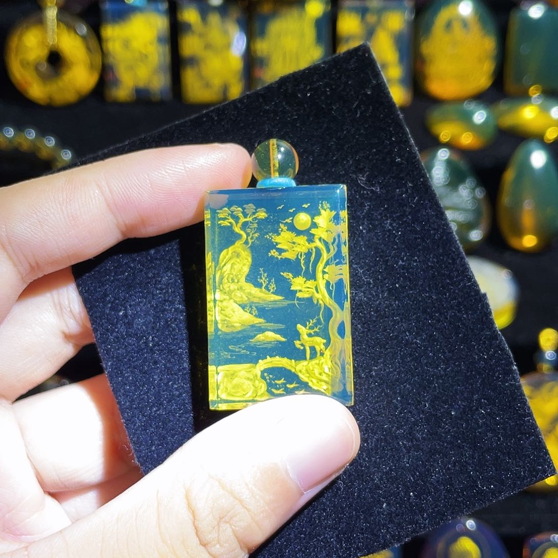 琥珀颈饰未镶嵌蓝珀小鹿阴雕冈牌