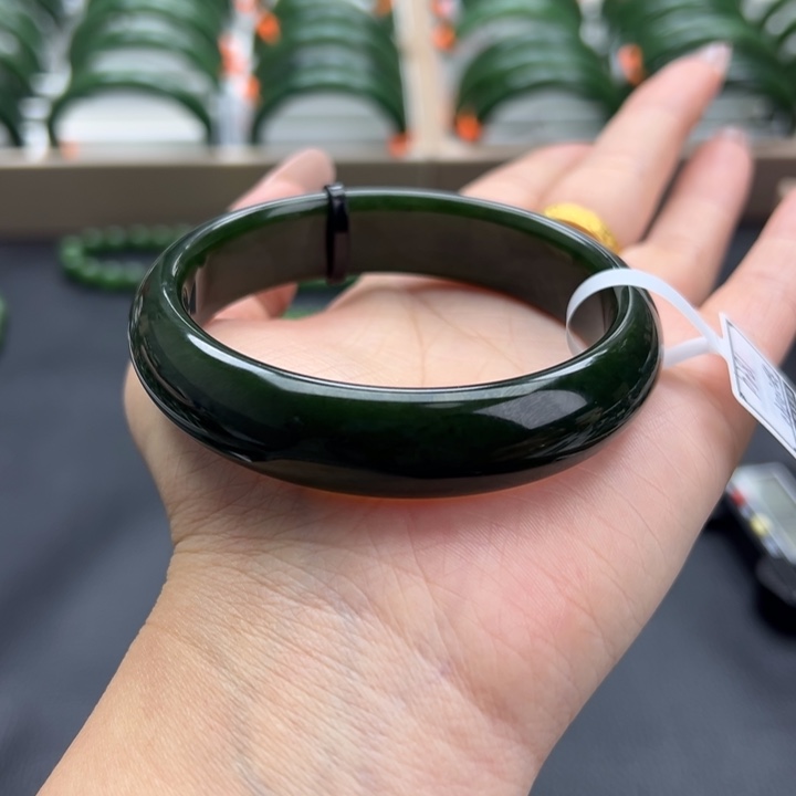 和田玉（碧玉）未镶嵌手镯