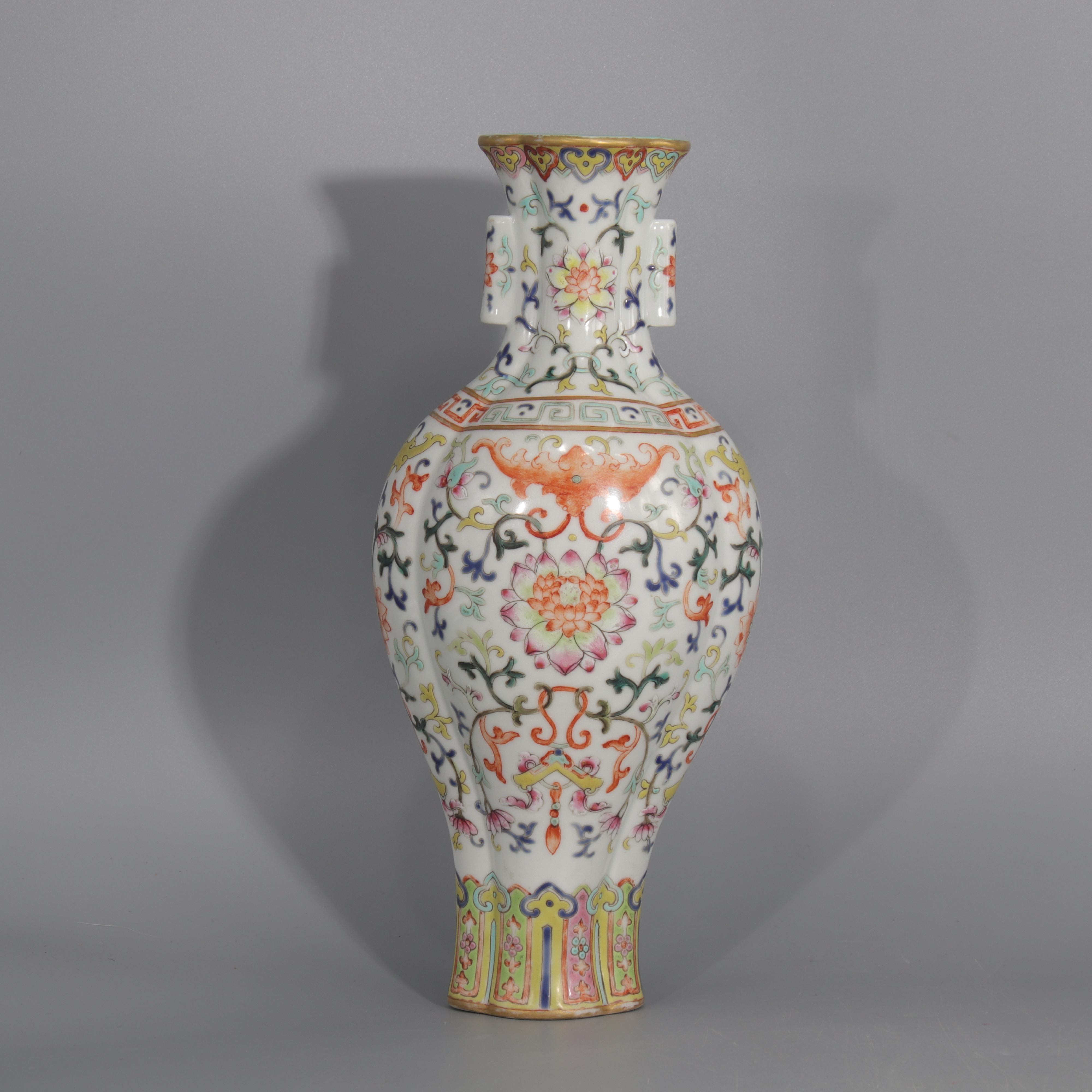 粉彩缠枝莲纹如意型赏瓶 H501-159