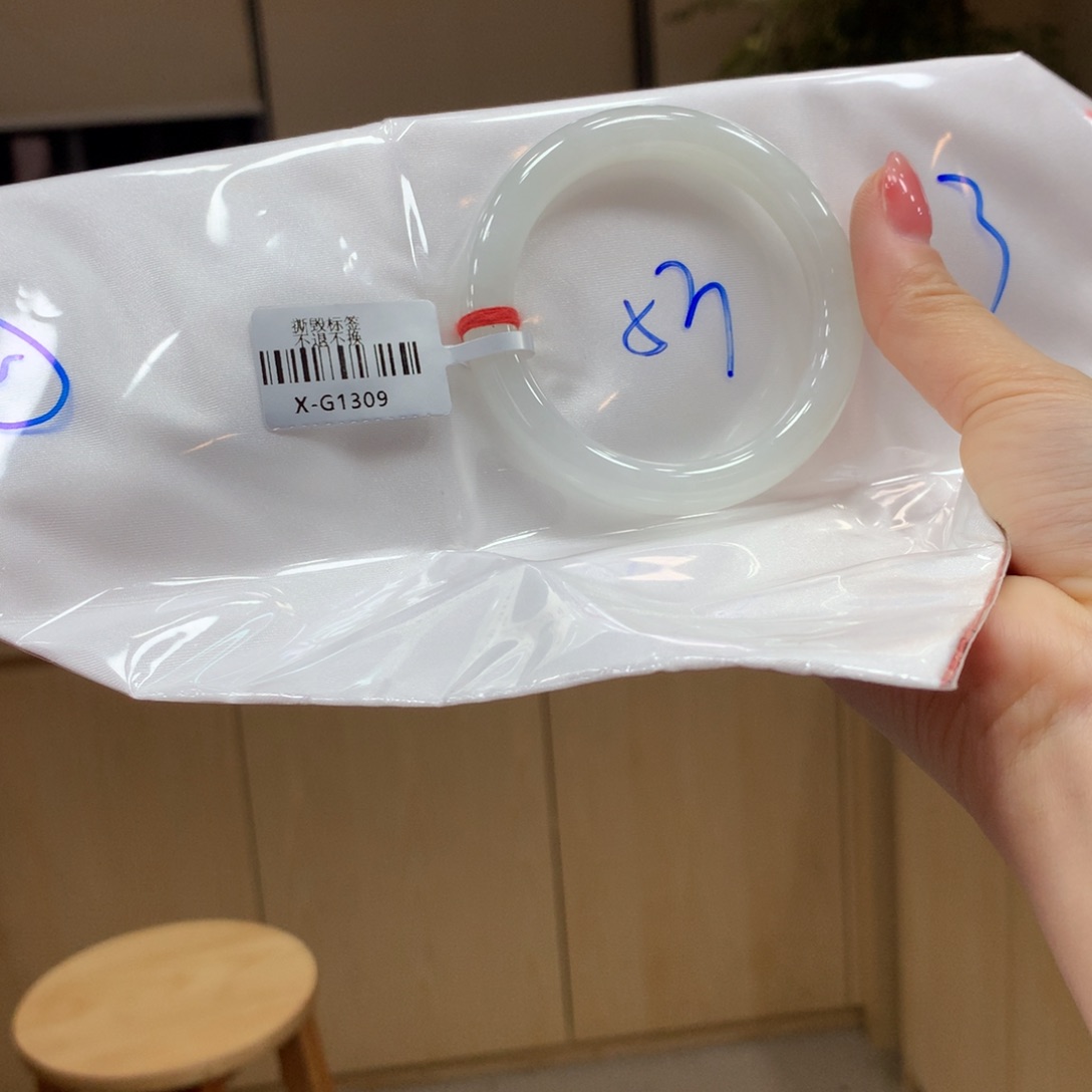 翡翠手镯未镶嵌不退不换