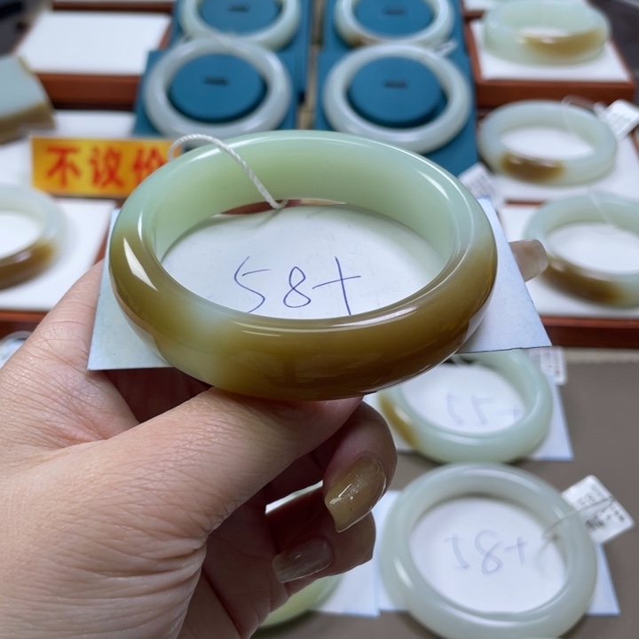 和田玉手镯未镶嵌