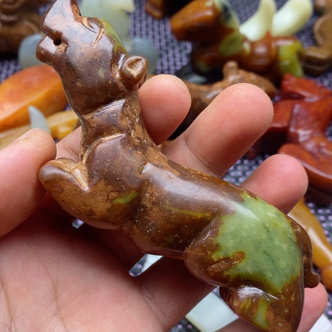 蛇纹石玉颈饰未镶嵌