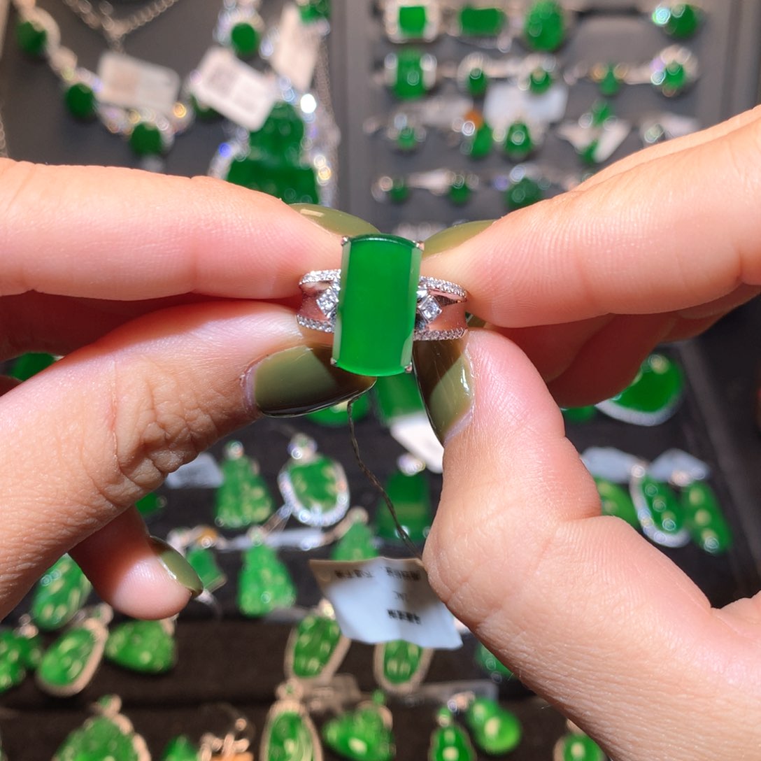 翡翠戒指18K金镶嵌马鞍