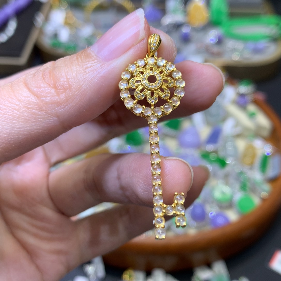 颈饰18K金镶嵌翡翠