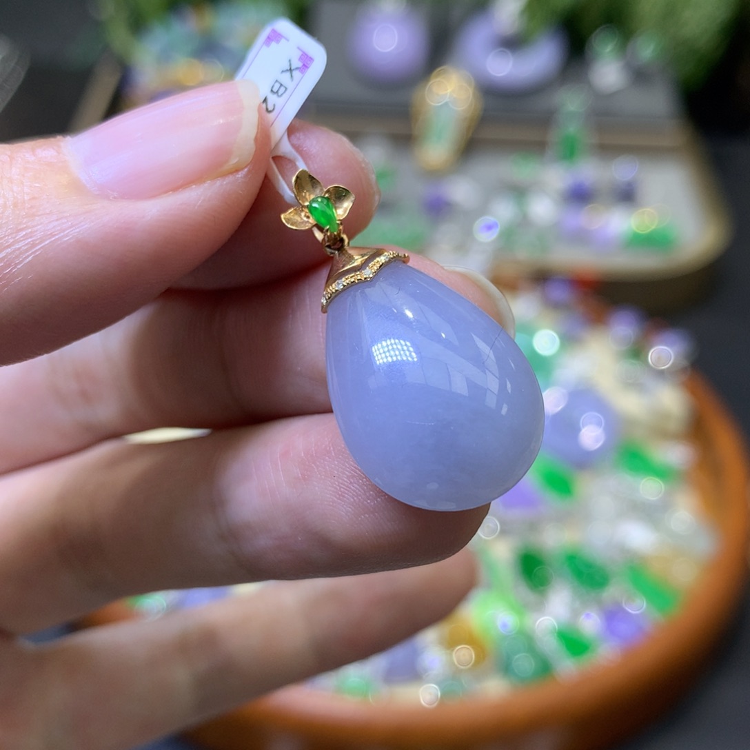 颈饰18K金镶嵌翡翠