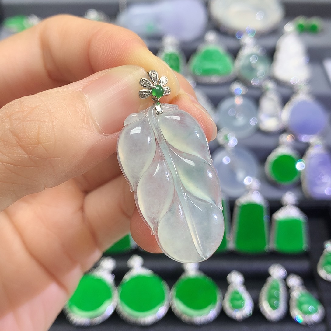 翡翠18K金镶嵌颈饰吊坠