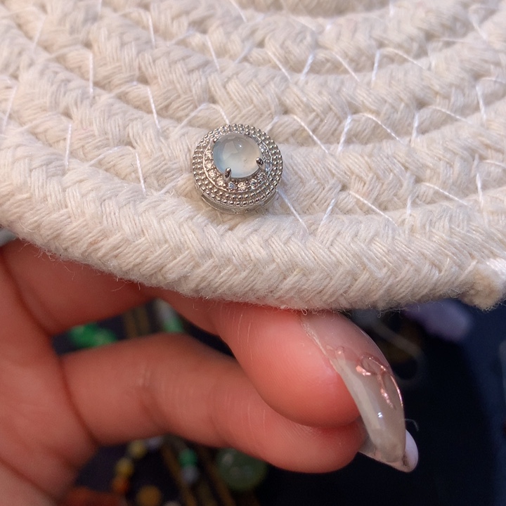 翡翠散珠白冰蛋面