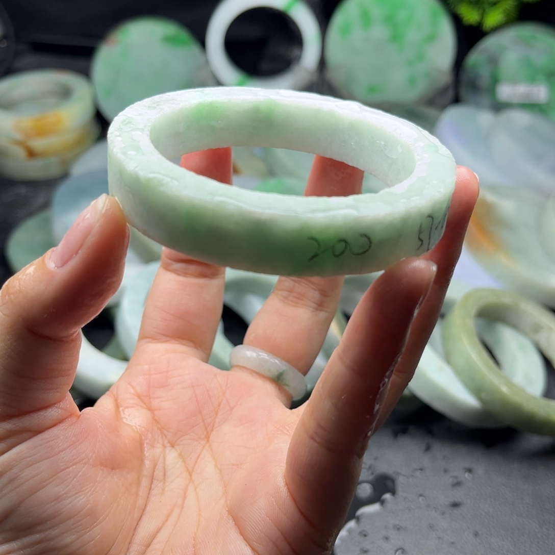 未镶嵌翡翠手镯定制翡翠