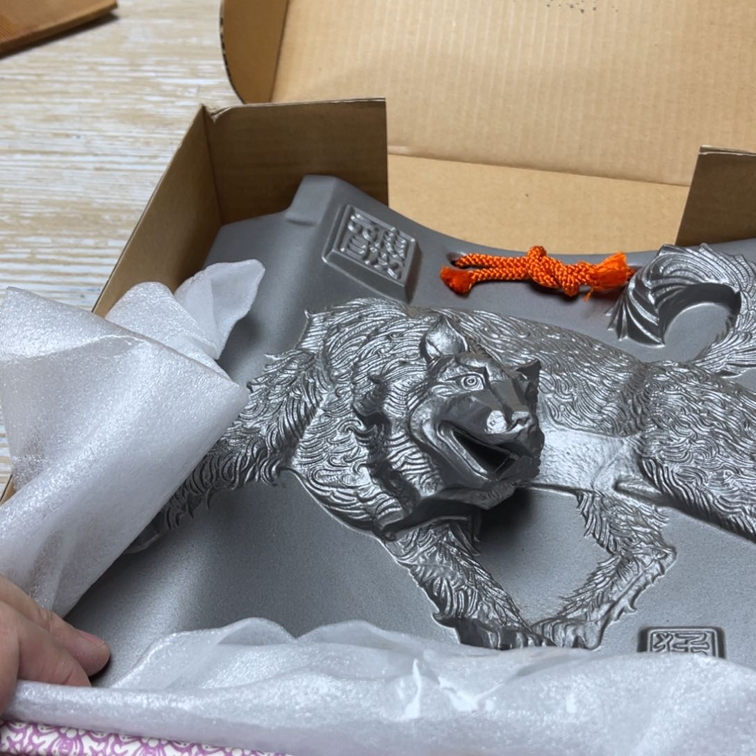 瓷片密密麻麻地排列着一