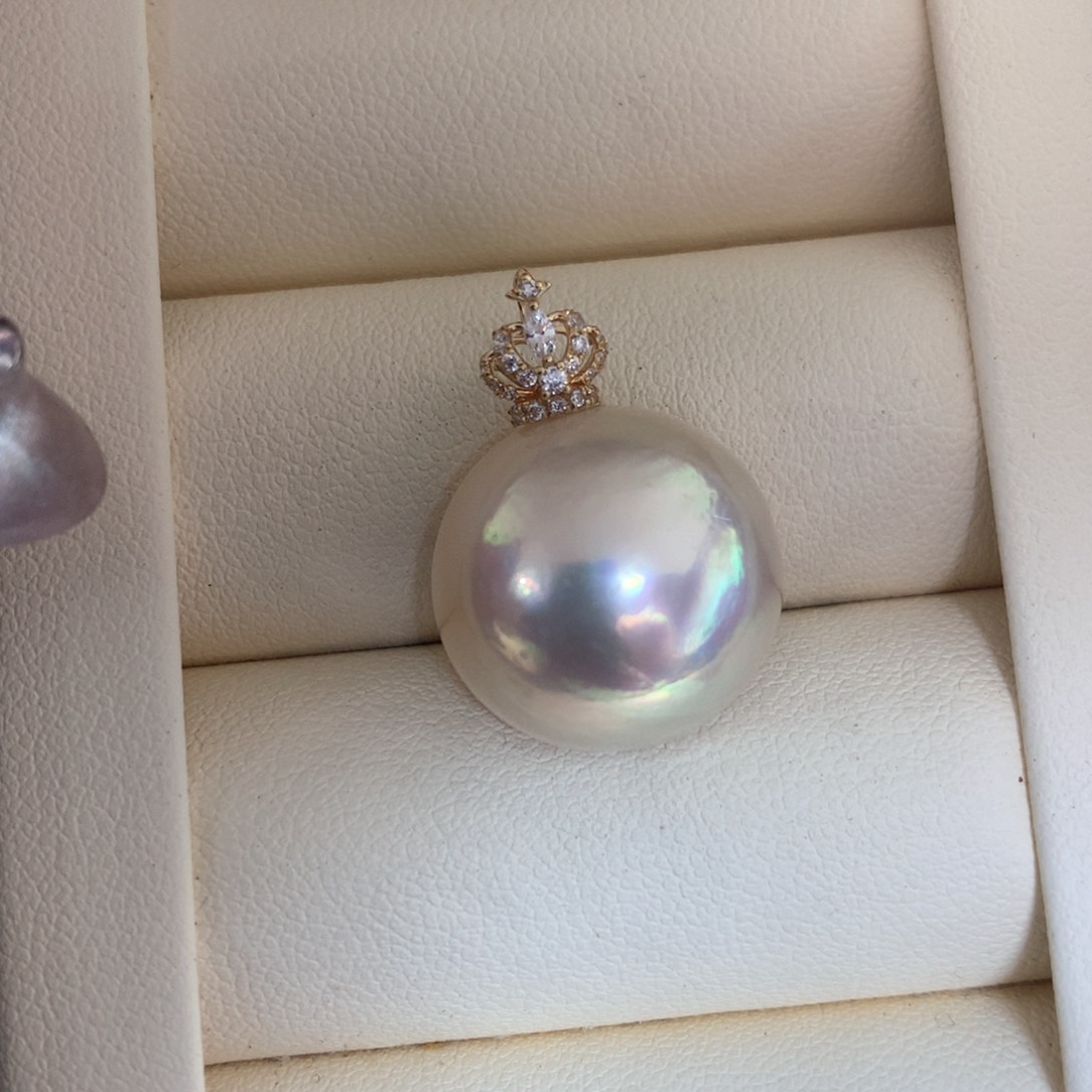 拼合珍珠（马贝珠）颈饰18K金镶嵌