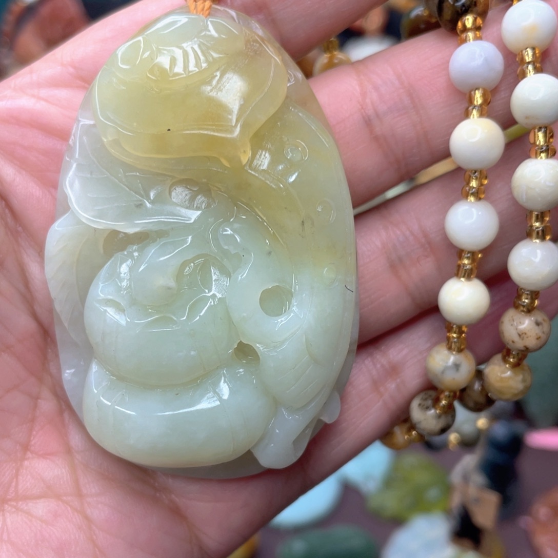 蛇纹石玉颈饰未镶嵌