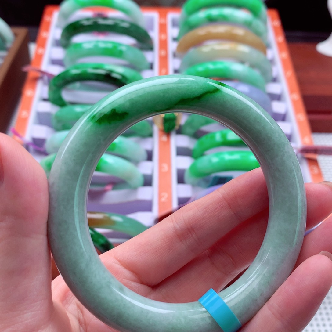 翡翠手镯未镶嵌翡翠