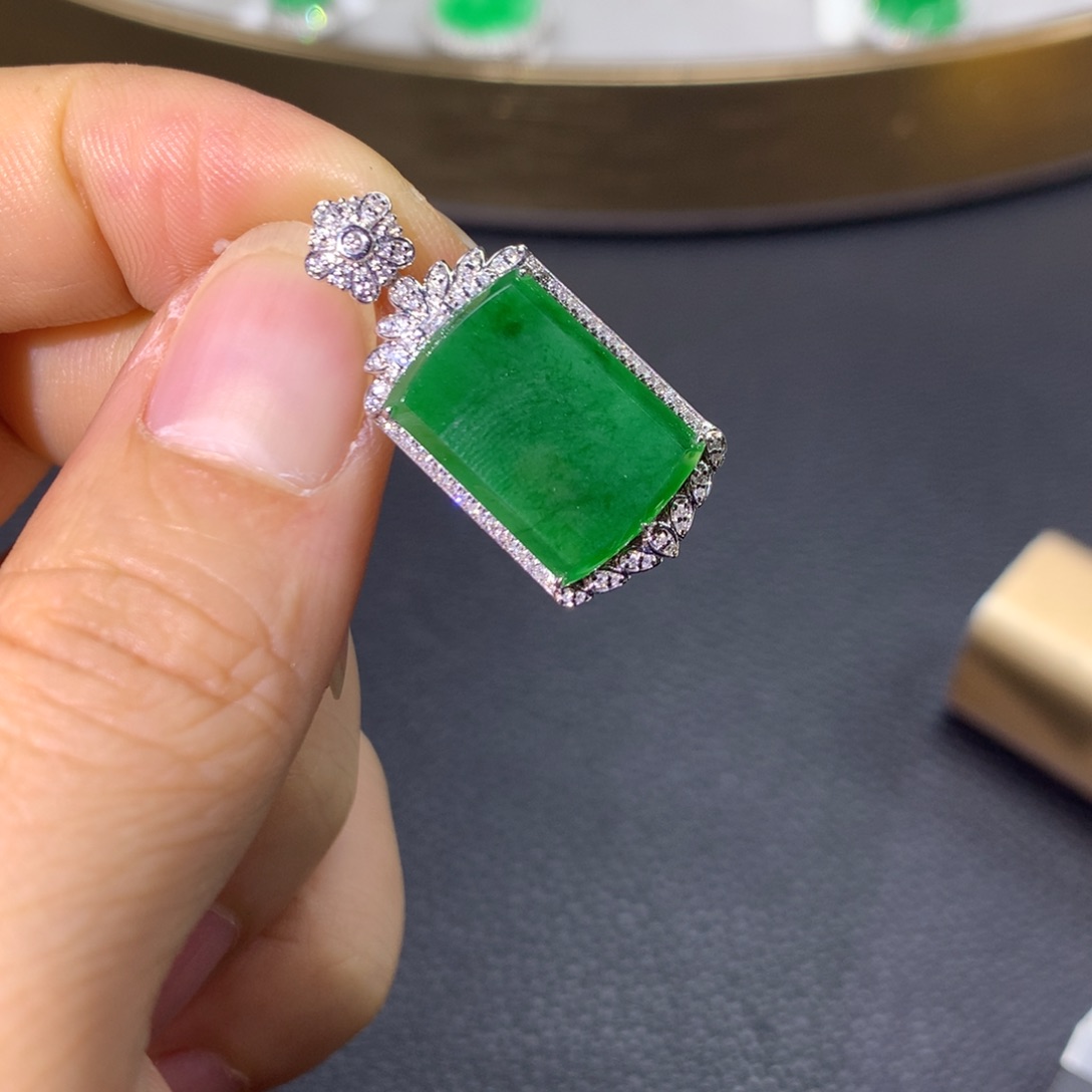 翡翠颈饰18K金镶嵌翡翠
