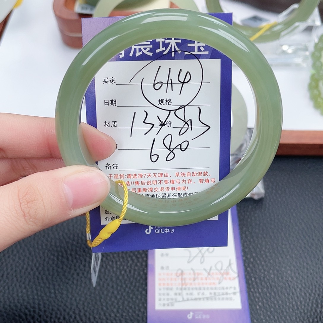 和田玉未镶嵌手镯