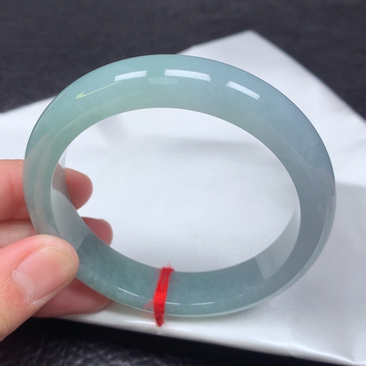 翡翠手镯未镶嵌。