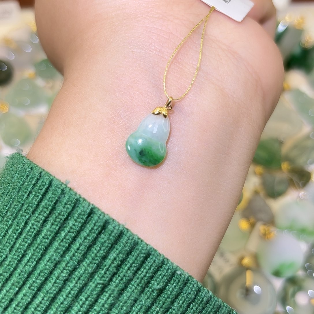 翡翠18K金镶嵌颈饰葫芦