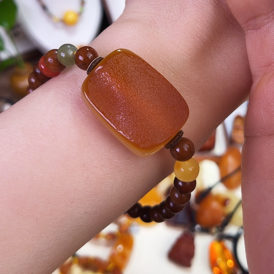 琥珀珠宝奇石未镶嵌。