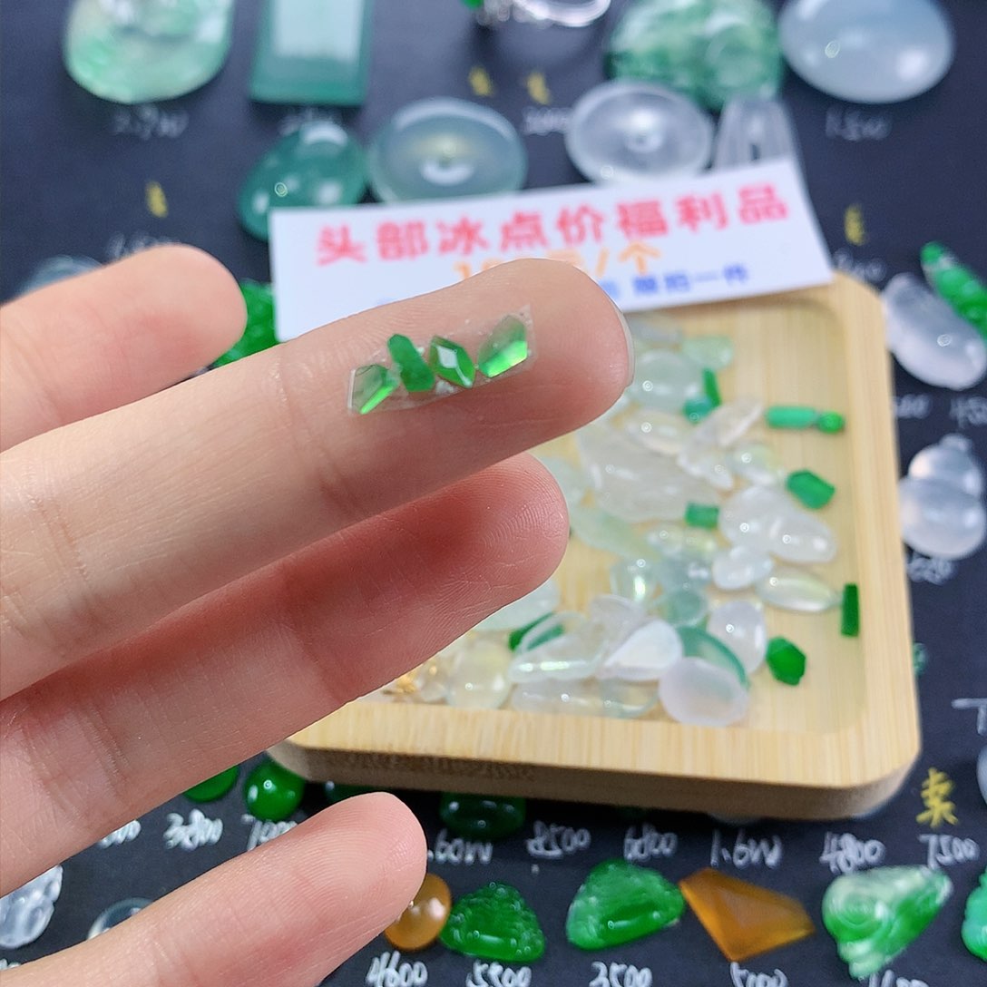 翡翠颈饰未镶嵌切割