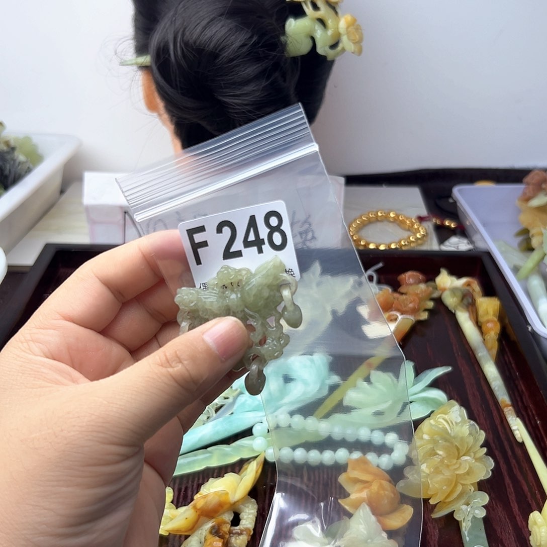 蛇纹石玉合金发饰上****孩