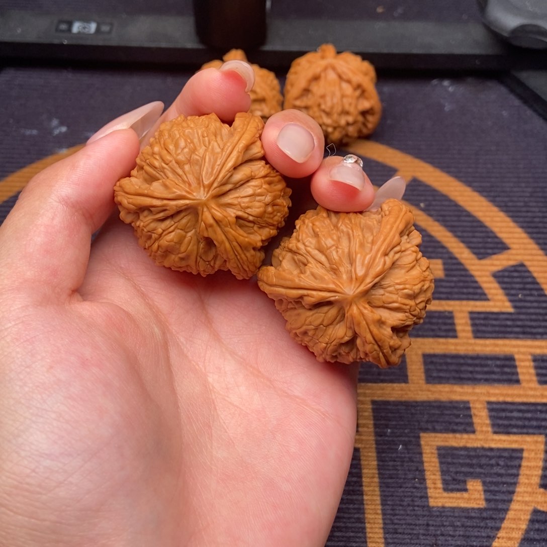 文玩核桃吊坠范**彪白狮子正奔