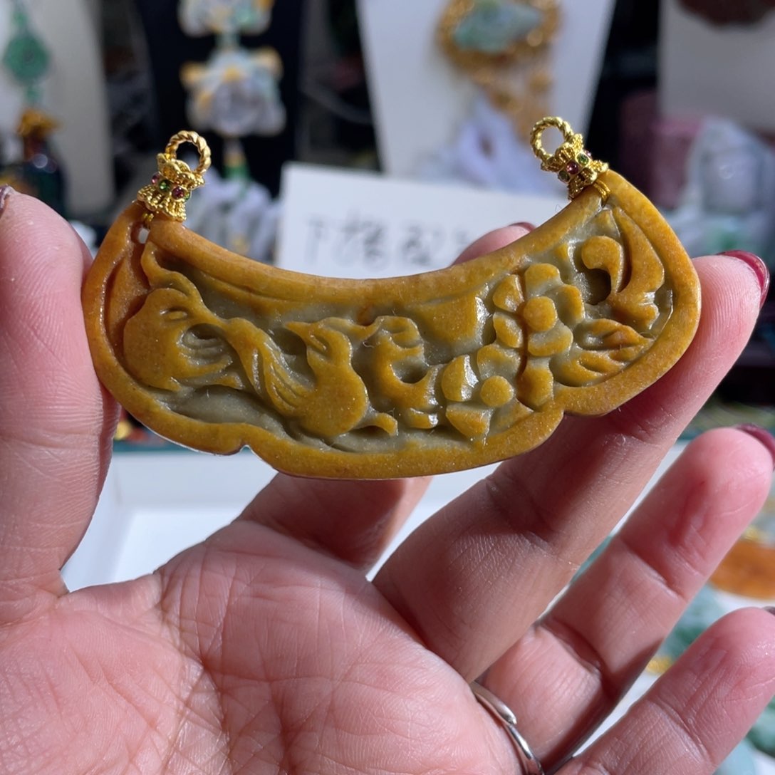 翡翠颈饰未镶嵌翡翠弯弯