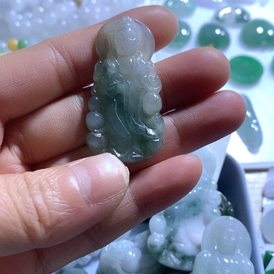 翡翠未镶嵌颈饰观音